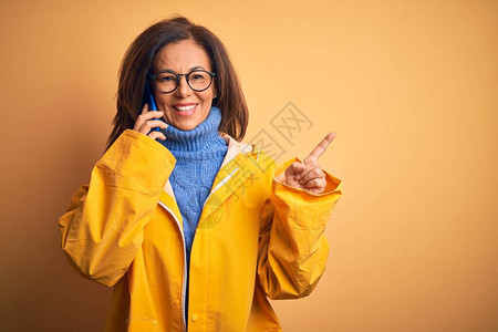 中年妇女穿着黄色雨衣图片