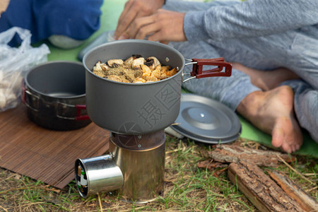 露营做饭在旅游消防炉上煎面糊在湖岸煮图片