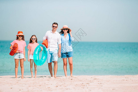 父亲和孩子在沙滩上享图片