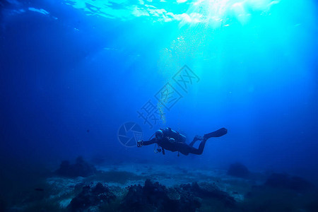 海洋中潜水者水下在深海中图片