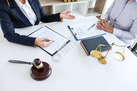 专业女律师或顾问与客户会面讨论谈判法律案件图片