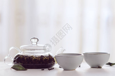 黑茶在一个透明的茶壶里酿造图片