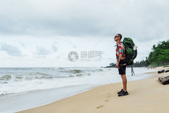 海滩上的数字游牧人图片