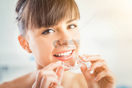 穿矫形硅酮女教练隐形牙套配对器用于牙科矫正的图片