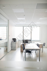 空荡的办公室的现代内饰配有长桌椅子和图片