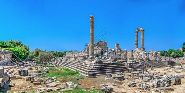 阿波罗寺庙南侧与体育场在土耳其迪马的阿波罗神殿南侧图片