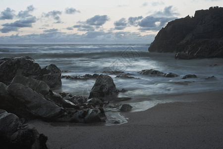 黄昏时空的岩石海滩北葡萄牙岩质海图片