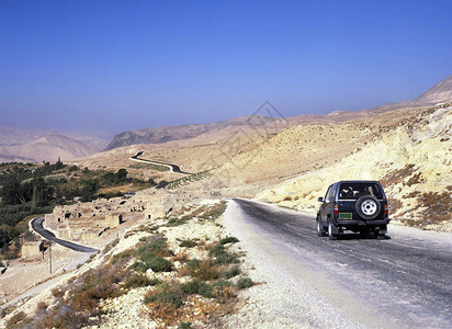 穿过约旦瓦迪鲁姆沙漠和峡谷的美丽曲道路国王高速公路的景色图片
