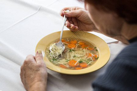 在家吃饭煮汤做图片