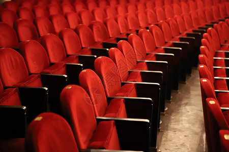 剧院的古老红色空座位排大厅无访客背景图片