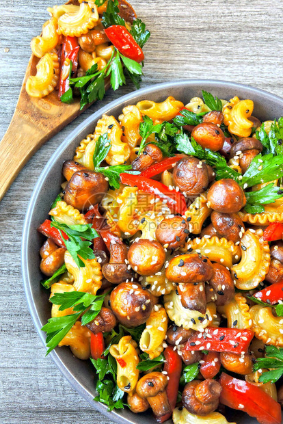 加蘑菇的面食蔬菜晚宴新鲜准备的意大利面和辣椒美味健康图片