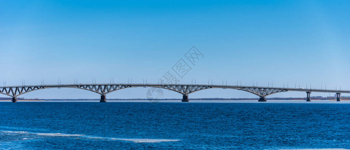 在春天Saratov附近的伏尔加河对面的一座桥的碎片图片