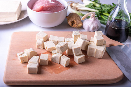 豆腐奶酪在切菜板上以及制作传统马波图片