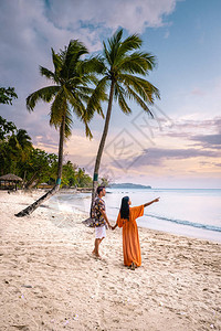 男人和女人在海滩和圣卢西亚加勒比霍利迪清澈的海图片