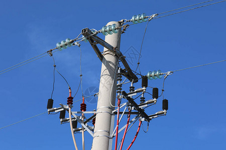 高压电缆在蓝天背景上的工作用电断线器连图片