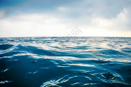 海浪在雨中关上低角度图片