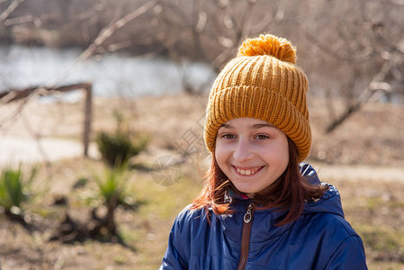 九岁的女孩在户外享受冬天9岁的女孩戴着帽子和夹克女孩岁的肖像宝很开心真诚的微笑少年春天来了暖冬图片