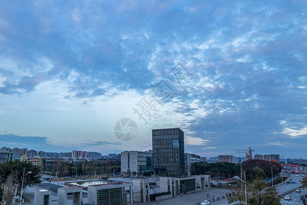 夕阳下的城市风光背景图片