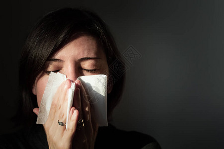 一位患有流感和高发病的染红头发病妇女的肖像背景图片
