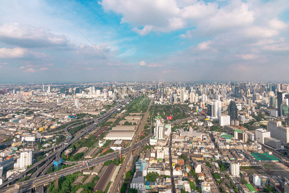 曼谷摩天大楼白天的城市景观和交通与高速公路和交通曼谷是泰国的首都和人图片