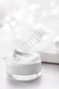 节假日光灯背景的酸奶油润湿剂罐背景图片