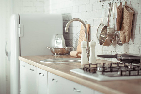 现代时尚的斯堪的纳维亚厨房内饰与厨房配件有家居用品的明图片
