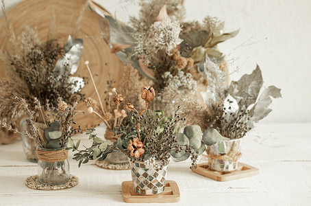 背景组成许多不同的干花朵在花瓶中图片
