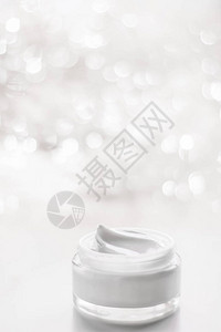 节假日光灯背景的酸奶油润湿剂罐背景图片