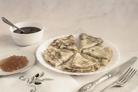俄罗斯传统节日Maslenitsa的节日菜肴图片