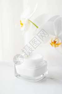 在罐子里的面霜润湿剂和白底花朵有机皮肤护化妆品图片