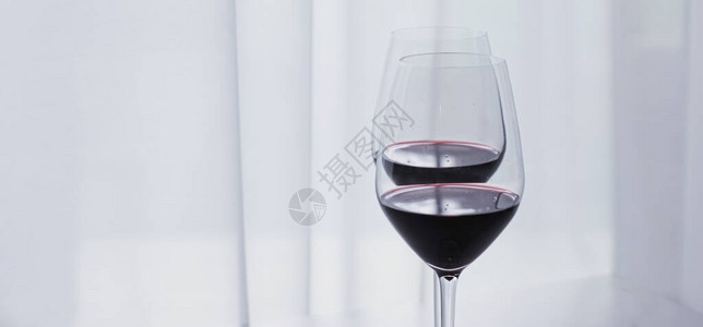 窖藏美酒两杯红葡萄酒有机饮料背景