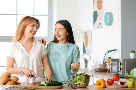 成熟女人和成年女儿在家一起做饭图片