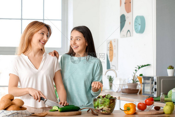 成熟女人和成年女儿在家一起做饭图片