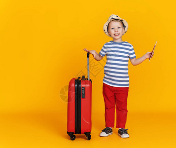 带着手提箱护照和罚单的快乐小男孩图片