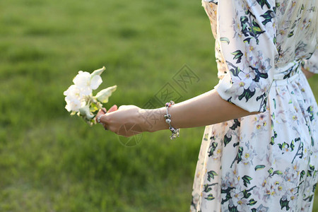 手握苹果花的年轻女子图片