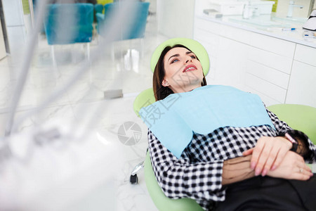 女病人躺在牙科椅子上等待治疗过图片