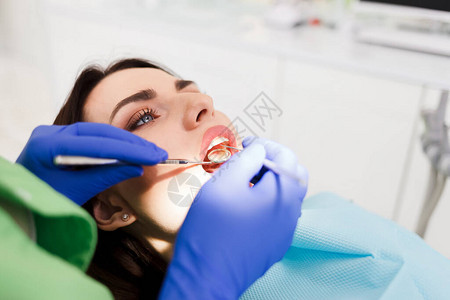 医生检查病人的口腔妇女治疗牙科诊所图片