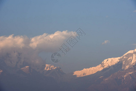 在尼泊尔Saranghot的Annapurnamas图片