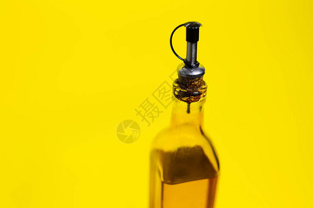 装有橄榄油的玻璃瓶关闭用特别帽封住以图片