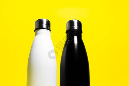 两个半可重复使用的生态不锈钢热水瓶白色和黑色图片