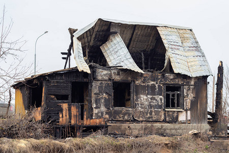 烧焦的墙壁火灾后的黑色乡村小屋单层私房纵火案图片