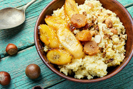 小米粥配焦糖香蕉和坚果健康早餐图片