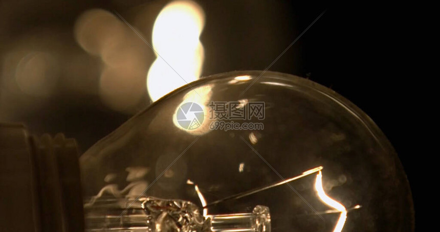 在黑色背景上白炽灯丝钨灯高清图片下载-正版图片506443621-摄图网