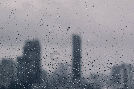 在季风节的玻璃窗上落下雨水城市建筑图片