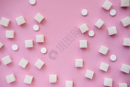 粉红色背景的糖块和甜点糖尿病糖病不健康食品饮食概图片