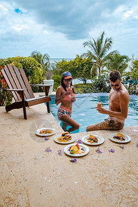 男人和女人在午餐时在豪华度假村图片