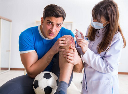 足球运动员受伤后去看医生图片