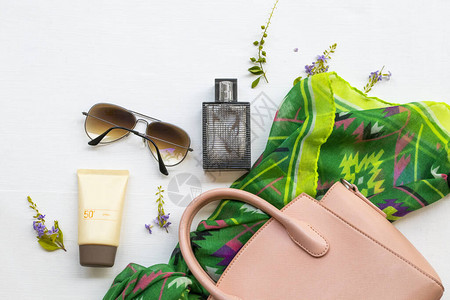 spf50香水绿色围巾太阳镜和粉色手提包配饰图片