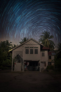 马来村老屋的夜星小径图片