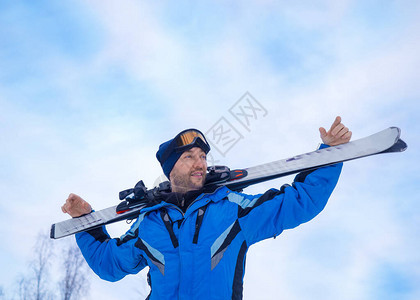 微笑与滑雪的人在下一次高山滑雪前休息一下看山的人积极的生活方式和图片